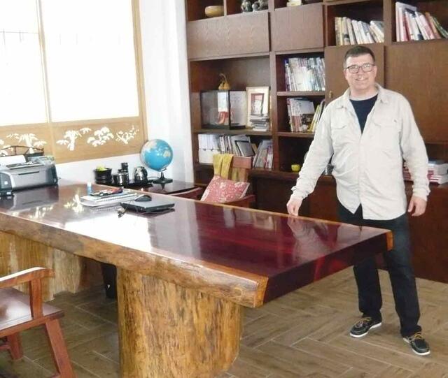 Massivt træbord fra kontoret på fabrikken "Tatami Room"