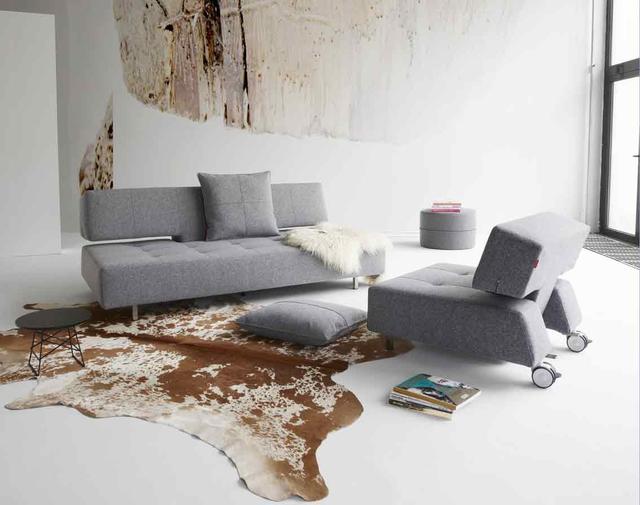 Innovation Living LONG HORN EXCESS SOFA. Dess.565 Twist Granite. Long Horn er en lounge stil sovesofa med et unikt design. Sofaen er udstyret med en overdreven tyk Pocket Spring madras for at sikre maksimal komfort. Rustfrit stålben og hjul.