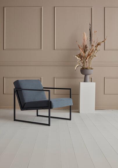 VIKKO chair with armrest