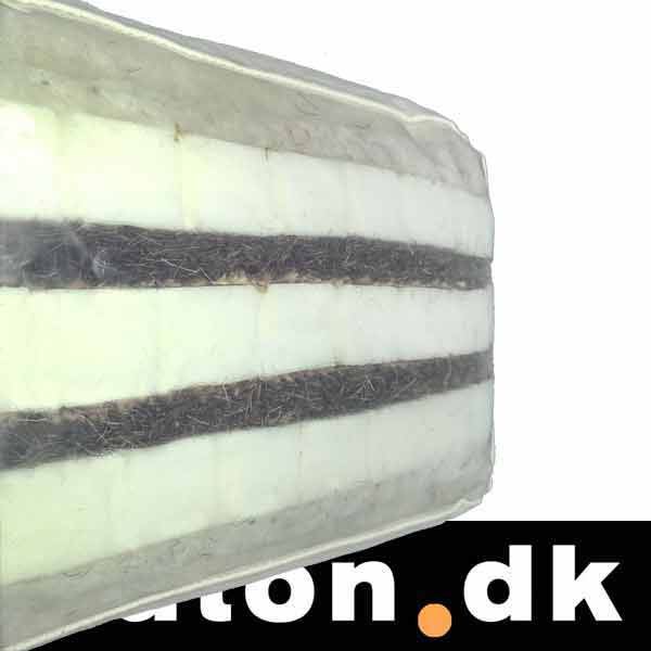 Futon 980 madrasser indeholder: Uld / Bomuld / Latex / Hestehår. En helt igennem naturmadras med lang levetid.  Måske den bedste Futon på markedet.